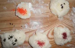Делим ее на части, добавляем в каждую разный краситель