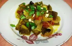 Готово! Выложите на тарелку, украсьте зеленью петрушки и орешками. Петрушку можно заменить укропом. Подавать к жареному или запеченному мясу.