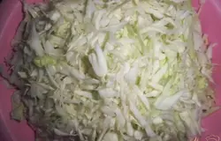 Для начала капусту нужно нашинковать, хорошо перемешать с солью, подавить, чтобы пустила сок