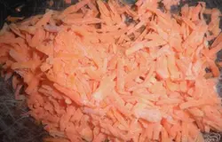 Далее натереть морковь на крупной терке