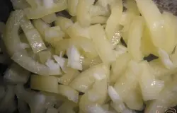 Нарезать перец соломкой