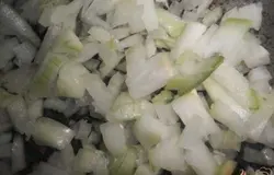 Нарезать мелко лук