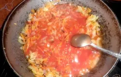 На сковородку налить подсолнечное масло, хорошо его разогреть. Выложить на лук, перец, морковь. Жарить 5-10 минут. После этого добавить стакан томатного сока. Тщательно перемешать
