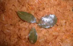 Готово! Высыпать капусту, закрыть крышкой и жарить до готовности (приблизительно 20-25 минут). За 5 минут до окончания поперчить, добавить лавровый лист