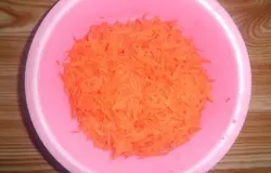 Далее почистить кабачки, картофель, морковь и лук. Морковь натереть на крупной терке