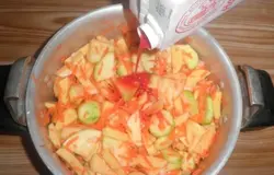 Готово! Лук порезать мелко, картофель и перец - соломкой. Кабачки нарезать кольцами, сложить их слоями в жаровню с толстым дном. Каждый слой посыпать солью и оставить кабачки на полчаса, чтобы они пустили сок. Добавить к кабачкам все остальные овощи, перемешать, залить томатным соком