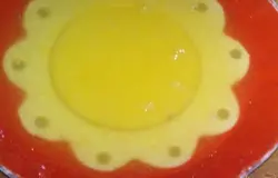 Из мандаринов выжать сок.