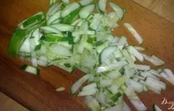 Огурцы вымыть и нарезать соломкой.