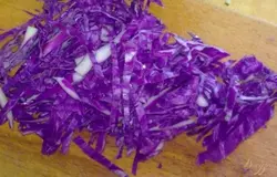 Капусту очистить и нашинковать.