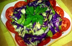 Готово! Смешать капусту, огурцы и куриное филе. Посолить и поперчить. Выложить в салатник, вокруг положить дольки помидор. Сверху полить салат смесью уксуса, соевого соуса и оливкового масла. Заправку предварительно поставить на 30-40 минут в теплое место. Украсить зеленью петрушки.