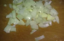 Лук очистить и вымыть Нарезать мелкими кубиками.