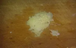 Чеснок очистить, вымыть и пропустить через пресс.