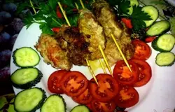 Готово! Выложить готовые чевапчичи. Сбрызнуть овощи уксусом винным. И подавать с овощами и зеленью.