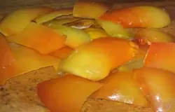 Пока наша рыбка маринуется, мы подготовим овощи. Болгарский перец вымыть, удалить сердцевину и нарезать крупными кусками. Лучше всего взять перец разного цвета.