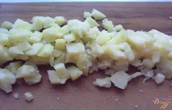 Картофель отвариваем в кожуре, очищаем и нарезаем кубиками.