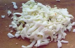 Белок нарезаем мелко.
