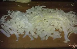 Капусту вымыть и снять верхние листья. Нашинковать и посолить немного.