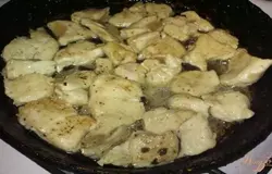 Куриное филе разморозить, обмыть, обсушить сухим полотенцем и нарезать на куски. Обжарить куски филе на растительном масле. Затем выложить их в кастрюлю.