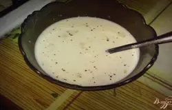В молоко добавить сметану, соль, перец, воду или бульон, хмели-сунели, тмин, сахар и муку. Перемешать чтобы не было комочков.