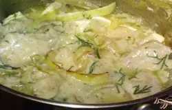 Залить получившейся смесью куриное филе и тушить до готовности, помешивая, под крышкой. Затем добавить обжаренный лук и тушить до готовности, помешивая, под крышкой. Чеснок очистить и нарезать мелко. Зелень укропа вымыть и порубить. В конце тушения добавить чеснок и рубленную зелень укропа.