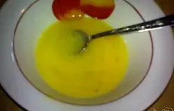 Сливочное масло размягчите, добавьте яйцо и сахар. Сливочное масло можно заменить маргарином или спредом.