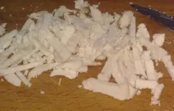 Куриное филе отвариваем до готовности в подсоленной воде. А чтобы куриное филе было вкуснее можно добавить специи во время варки, за десять минут до готовности. Я использовала эти специи: лавровый лист, перец душистый горошком, анис и гвоздику. Готовое куриное филе нарезаем брусочками или соломкой.