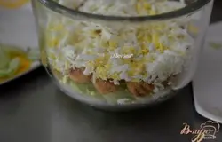 Выложить слоями сначала салатные листья,затем куриное мясо, яйца сваренные вкрутую на крупной терке.