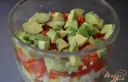 Затем порезать помидоры кубиками, очистить авокадо от кожуры и ядра, порезать кубиками, выложить слоями.