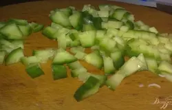 Огурец вымыть и нарезать кубиками или ломтиками. Если огурец горчит, то снимите с него шкурку. Укроп вымойте, обсушите и мелко порубите.