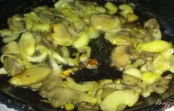 Репчатый лук очистите, вымойте м нарежьте кубиками или соломкой. Шампиньоны нарежьте кубиками или ломтиками. Шампиньоны обжарьте на растительном масле, затем добавьте лук и жарьте все вместе до готовности. Затем выложите на салфетку, чтобы впитался лишний жир. Подождите пока остынут.