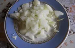 Репчатый лук (вторую луковицу) чистим и нарезаем помельче, морковь (тоже вторую) промываем, чистим и натираем на мелкой или крупной терке, по вкусу. Если не любите вареный лук, можно обойтись и без него.
