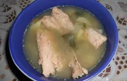 Готово! Мясо горбуши раскладываем по порционным тарелкам (прямо крупными кусочками, так вкуснее), затем наливаем суп. Варить такой суп лучше всего небольшую порцию, на один раз, разогретый он будет хуже.