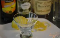 Готово! Приготовим все для коктейля, а также шейкер и лимонную спиральку.