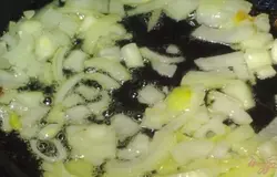Репчатый лук очистите, вымойте и нарежьте кубиками. Обжарьте лук на растительном масле.