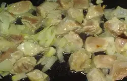 Затем добавьте к нему кубики свинины и обжарьте все вместе.