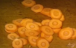 Морковь очистите, вымойте и нарежьте кружочками.