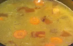 Положите к мясу болгарский перец, морковь и помидоры. Переложите это все в кастрюлю, добавьте томатную пасту и залейте водой. Варите в течение 30 минут.