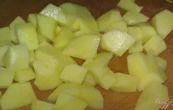 Картофель очистите, вымойте и нарежьте кубиками.