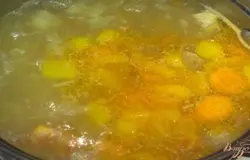 Затем добавьте картофель к свинине и овощам и варите до готовности картофеля. За несколько минут до готовности добавьте пропущенный через пресс чеснок, соль, перец и пряности.
