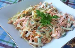 Готово! Смешиваем морковь, огурцы, сыр и чеснок. Заправить майонезом, посолить и поперчить. Перемешать и украсить зеленью.