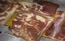 Я купила кусок сала весом 1600 грамм. Так как это большой кусок я разрезала его на 4 части.