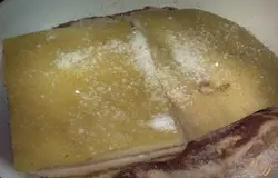 Берем крупную соль и не жалея, натираем каждый кусок сала со всех сторон. Затем складываем куски в миску. Кладите плотно друг к другу, закрываем крышкой и оставляем на двое суток в холодильнике. Не волнуйтесь, сало получится вкусным и в меру соленым.