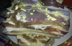 Нарубленным чесноком натрите каждый кусок сала. Натирайте сало со всех сторон.