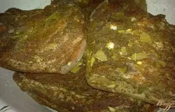 Каждый кусок сала натрите специями со всех сторон. Сложите в миску и оставьте в холоде еще на несколько часов, а лучше еще на двое суток.