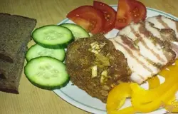 Готово! Готовое сало нарежьте на полоски и подавайте с овощами и хлебом.