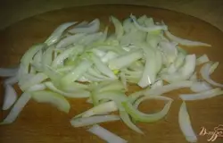 Репчатый лук очистить, вымыть и нарезать полукольцами или соломкой.