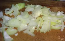Репчатый лук очистите, вымойте и нарежьте соломкой.
