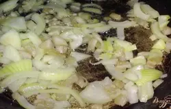 Затем добавьте лук к салу и жарьте пока лук не станет золотистым.