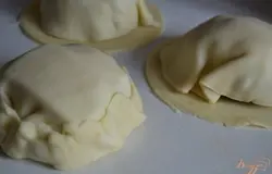 Накрыть тестом и залепить края.