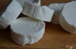 Сыр поломать на кусочки